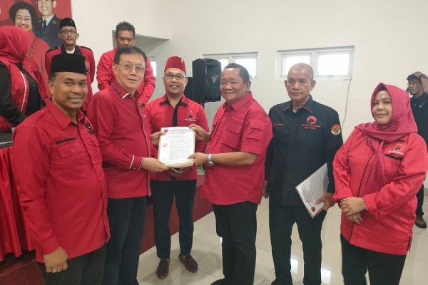 Rapidin Simbolon Serahkan SK Kepengurusan DPC PDI Perjuangan Kota Medan 