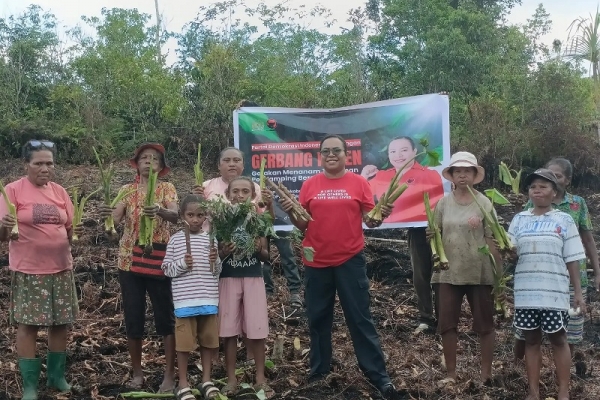 Ruth Naomi Rumkabu Ajak Warga Biak Giat Menanam Komoditas Pengganti Beras