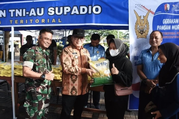 Sujiwo Dorong Pasar Murah dan Pengurangan Sampah Plastik di Kubu Raya