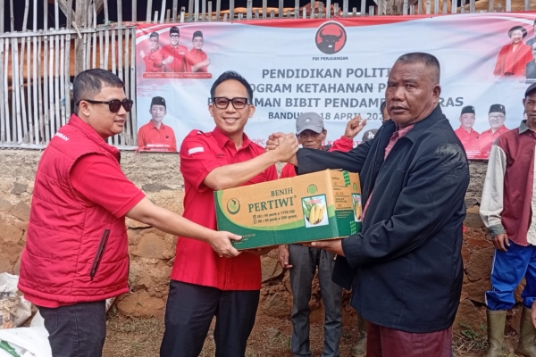 Denny Cagur Dorong Ketahanan Pangan di Cilengkrang, Bagikan Bibit Jagung hingga Beasiswa