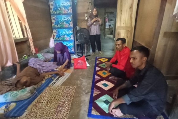 Soroti Ketimpangan Data Kemiskinan, Syibral Mulasi Sambangi Pasutri Kurang Mampu di Aceh Utara