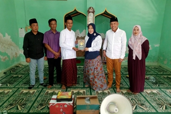 Ansari Salurkan Bantuan untuk Musala di Pamekasan