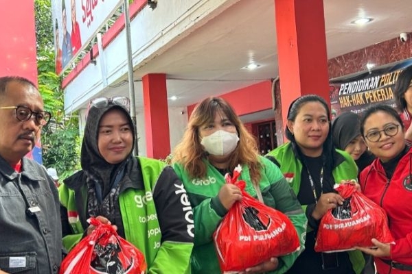 Peringati Hari Buruh, Banteng Kota Surabaya Salurkan 'MBG" ke Para Ojol