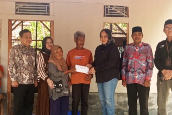 Ida Nurlaela Bantu Bangun Kembali Rumah Warga Pangandaran, yang Roboh Akibat Angin Kencang