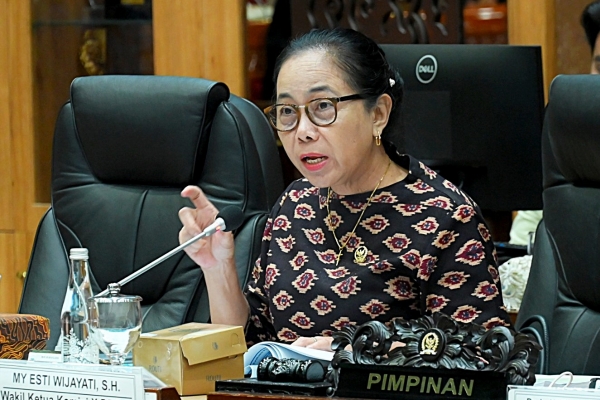 MY Esti Wijayanti Tolak Penghapusan Prodi Keguruan!