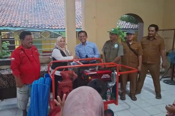 Diah Fitri Maryani Realisasikan Bantuan Pompa Air di Cirebon