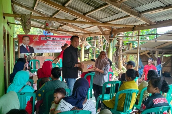 Reses di Subang, TB Hasanuddin Serap Aspirasi dan Bagikan Bantuan Sembako 