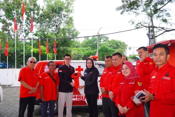 DPD PDI Perjuangan Lampung Serahkan Satu Unit Ambulans ke DPC PDI Perjuangan Pesisir Barat