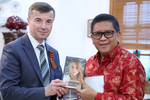 Dubes Rusia Beri Buku tentang Pengalaman di Penjara Maria Butina ke Sekjen PDI Perjuangan