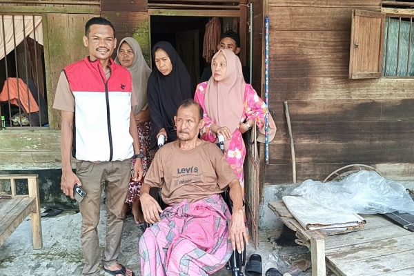 Wujudkan Janji, Syibral Mulasi Serahkan Kursi Roda untuk Pasutri di Aceh Utara