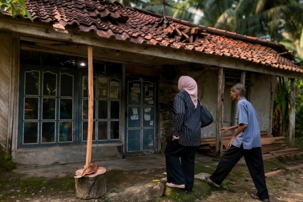 Ida Nurlaela Serahkan Bantuan Renovasi Rumah ke Keluarga Almarhum Saiman di Kab. Pangandaran