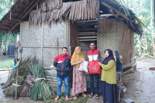 Sentuhan Kemanusiaan DPC PDI Perjuangan Aceh Utara untuk Janda Miskin di Meurah Mulia