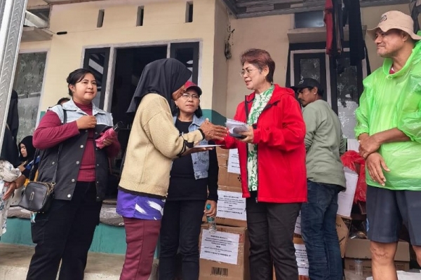Mercy Barends Salurkan Bantuan Sembako dan Uang Tunai Bagi Korban Longsor BTN Gadihu Indah Ambon