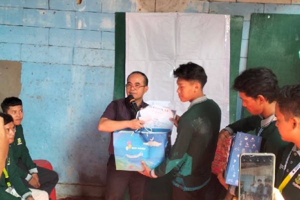 Berdayakan Pemuda, Yeremia Mendrofa Dorong Pelatihan Barbershop Jadi Solusi Ekonomi Banten