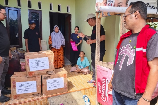 Mercy Barends Salurkan Bantuan Kemanusiaan ke Korban Kebakaran di Kawasan Pohon Mangga, Air Salobar