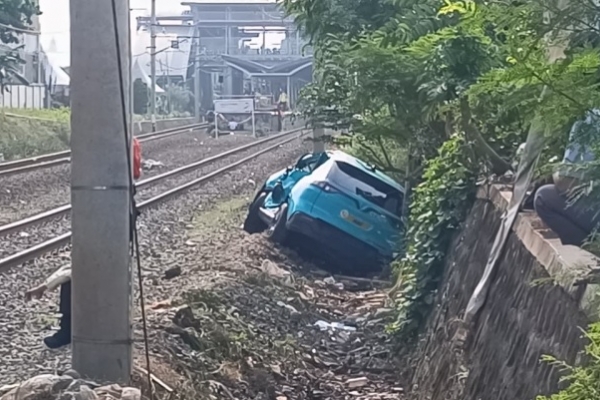 Lasarus Sebut Mobil Listrik Jauh Lebih Berbahaya Melintasi Rel Kereta Api