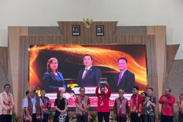 Lasarus Terima Penghargaan Keling Kumang Award Sebagai Tokoh Iban Inspirator