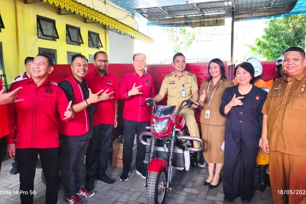 Sinergi Atasi Sampah, Banteng Medan dan Ahli Waris Abdul Radjab Hibahkan 7 Motor Sampah ke Medan Helvetia