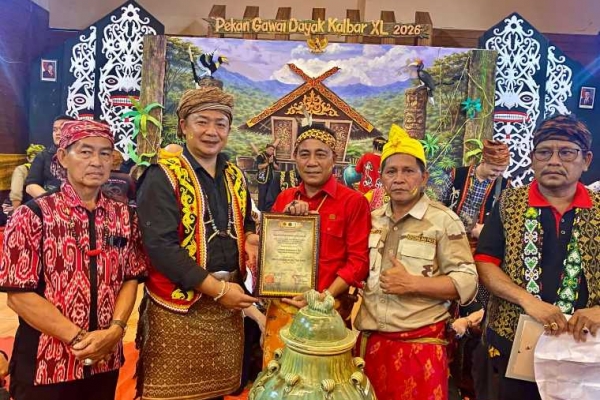 Krisantus Raih Gelar Adat Cendaga Bandar Bicara Tuah Benua di PGD ke-40