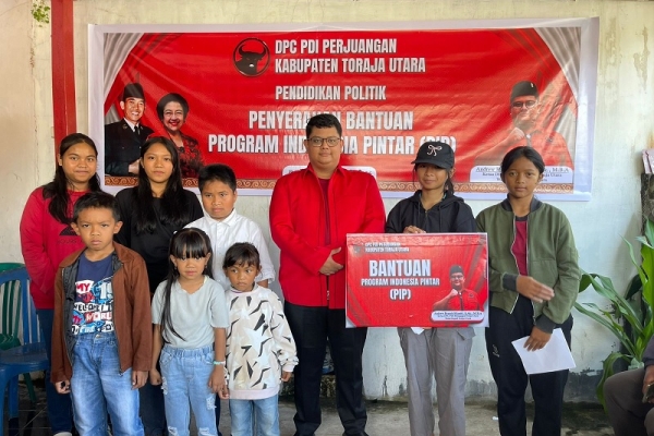 PDI Perjuangan Toraja Utara Serahkan Bantuan Program Indonesia Pintar Kepada 87 Siswa Penerima
