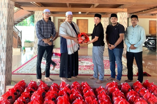 Jelang Idul Adha, Jamaluddin Idham Salurkan Bantuan Sembako ke Pesantren di Nagan Raya 