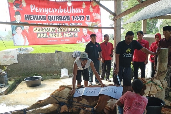 ‎700 Warga Terima Paket Daging Kurban dari PDI Perjuangan Kebumen