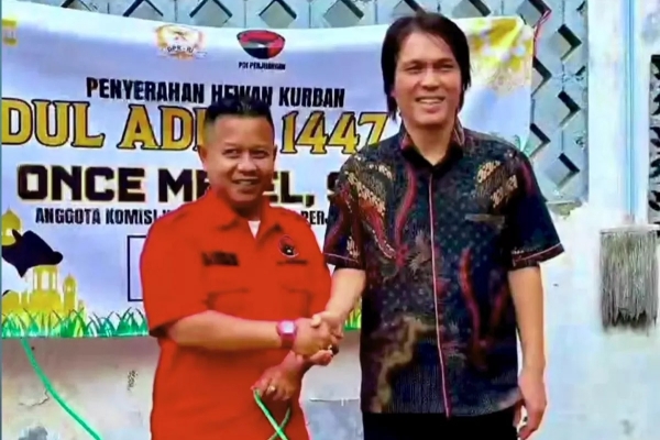 Once Mekel Salurkan Puluhan Hewan Kurban untuk Warga Prasejahtera di Jakarta