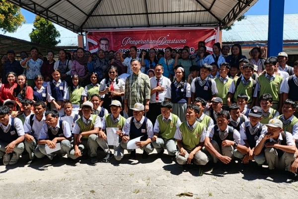 Ringankan Beban Sekolah Swasta, Bane Raja Manalu Salurkan 4.000 Beasiswa PIP di Dairi