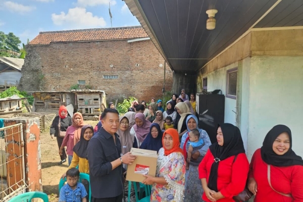 TB Hasanuddin Serap Aspirasi dan Salurkan Bantuan Sembako di Dapil Sumedang 