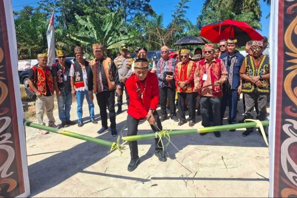 Jaga Eksistensi Suku Dayak di Era Digital, Krisantus Resmikan Rumah Adat Roming Ompuk Domauk Panu