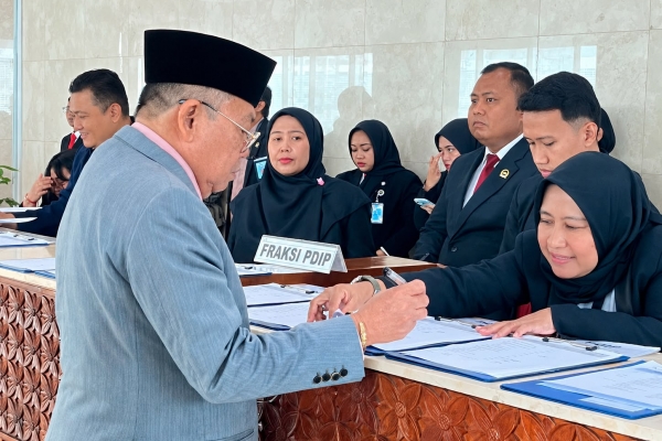 Hadir Paripurna Ke 21, Cornelis Kawal Agenda Strategis Pemerintah