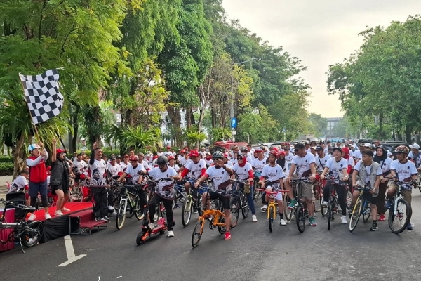 Siasati Kenaikan BBM, Ribuan Warga Surabaya 'Gowes' Bareng PDI Perjuangan di Bulan Bung Karno