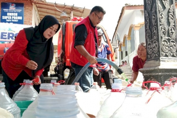 Atasi Krisis Kekeringan, PDI Perjuangan Bondowoso Pasok Air Bersih dan Sembako di Klabang