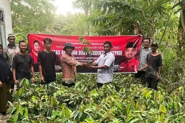 Jamaluddin Idham Salurkan 7.500 Bibit Produktif ke Sejumlah Kelompok Tani Hutan di Nagan Raya dan Aceh Barat
