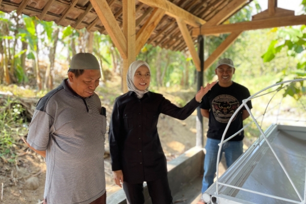 Peduli Fasilitas Sosial, Ineu Purwadewi Serahkan Bantuan Keranda untuk Warga Tarikolot