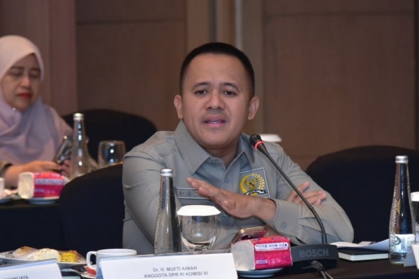 Mufti Anam Desak Pemerintah Evaluasi Harga BBM, Harga Minyak Dunia Turun Empat Persen  