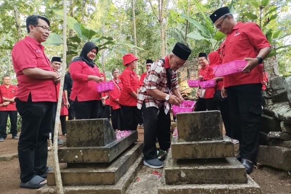 ‎Kader PDI Perjuangan Kebumen Kenang Senior Partai Lewat Ziarah dan Doa