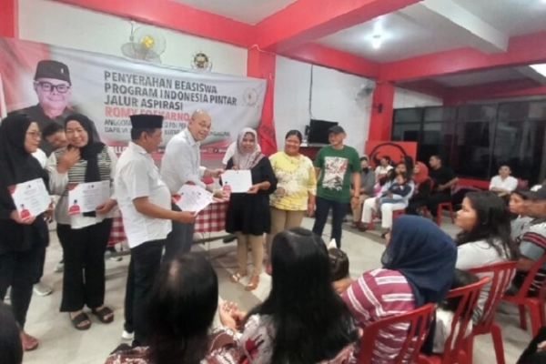 Romy Soekarno Salurkan 2.500 Beasiswa PIP Jalur Aspirasi Kepada Siswa di Wilayah Blitar Raya
