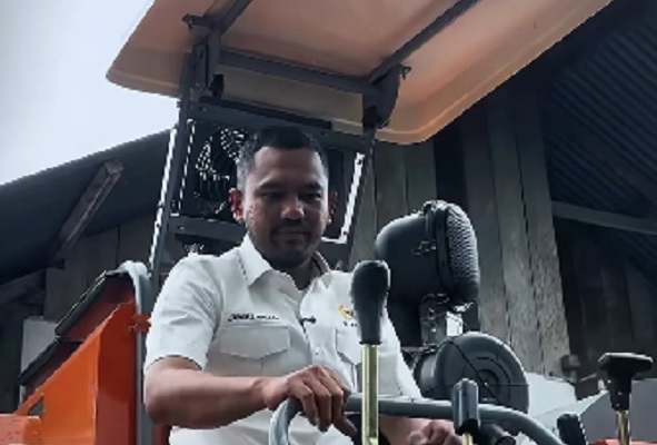 Jamaluddin Idham Serahkan Bantuan Alsintan Berupa Combine Harvester Kepada Masyarakat Kab. Nagan Raya