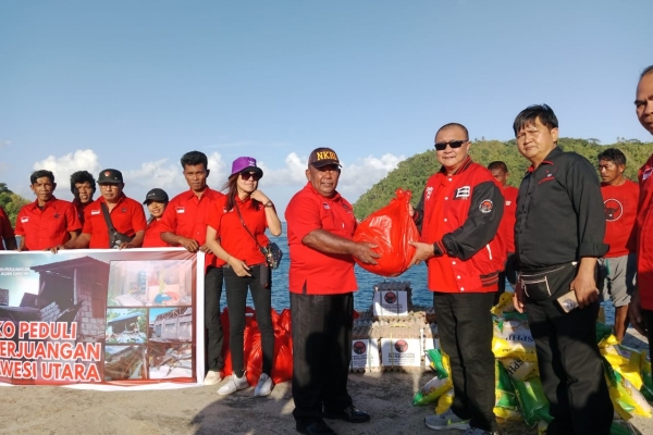 Terjang Cuaca Ekstrem, PDI Perjuangan Sangihe Salurkan Bansos Pasca-Gempa ke 3 Pulau Terluar
