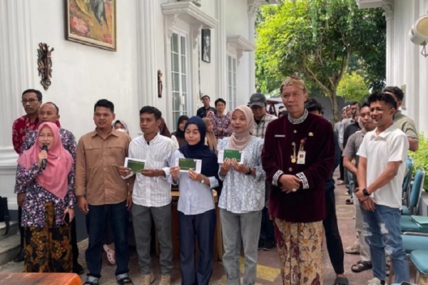 Nia Kurnia Fauzi Salurkan Bantuan Beasiswa Ke 40 Mahasiswa dari Dapil I Kabupaten Sumenep