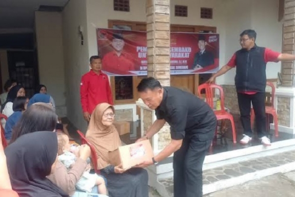 TB Hasanuddin Salurkan Ratusan Paket Sembako dan Sosialisasi Program Beasiswa Bagi Anak Kurang Mampu