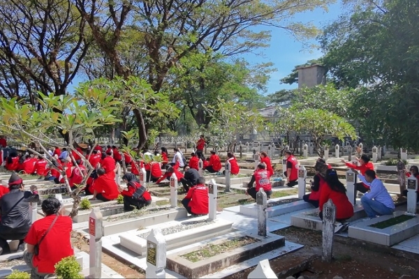 Bersih Makam, Tabur Bunga, dan Berbagi: Cara PDI Perjuangan Sulsel Memaknai Bulan Bung Karno
