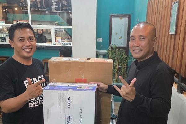 Anggota DPR Ahmad Safei Serahkan Bantuan Alat Kesekretariatan Untuk DPC PDI Perjuangan Kabupaten Konawe