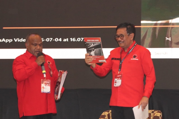 Dari Papua untuk Indonesia: Bertus Asso Gagas "Huruf Bung Karno" demi Berantas Buta Aksara
