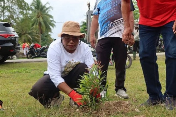 Bulan Bung Karno, Ruth Naomi Rumkabu Bersama Masyarakat Bersihkan Lingkungan di Taman Ikonik
