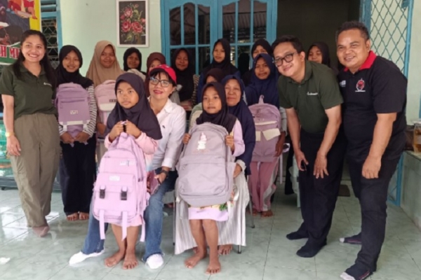 Elvi Diana Bagikan Peralatan Sekolah ke Panti Asuhan Aisyah Mentok