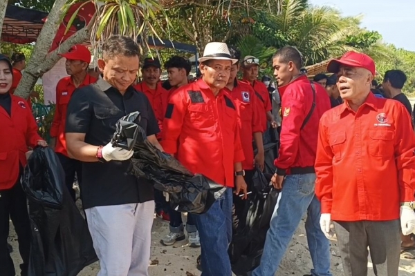 Peringati Bulan Bung Karno, PDI Perjuangan Sukabumi Bersihkan Pantai Cibuaya dan Tanam Pandan
