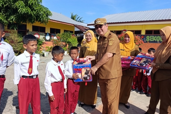 Tinjau MPLS, Bupati Beltim Kamarudin Muten Salurkan Bantuan Bagi Siswa Kurang Mampu