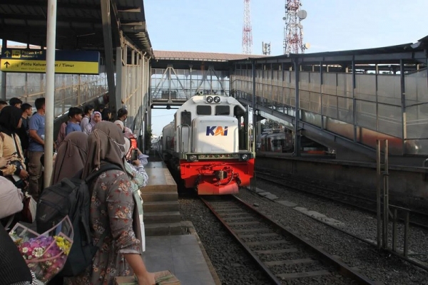 Lasarus Dorong Pengelolaan Operasional Kereta Api Diserahkan Sepenuhnya Kepada PT KAI
